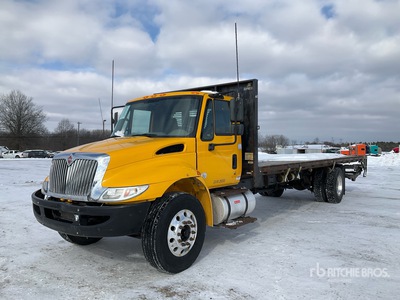 2019 International 4300SBA 4x2 平台トラック