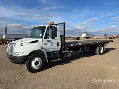 2005 International 4300 4x2 شاحنة مسطحة