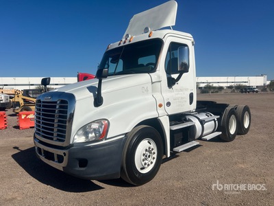 2013 Freightliner Cascadia 125 6x4 تراكتور شاحنة نهارية (ثنائية المحور)
