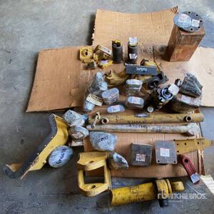 Quantity of Cat Hydraulic Cylinders, Trunnions and Guards その他 - 機械部品 (Unused)