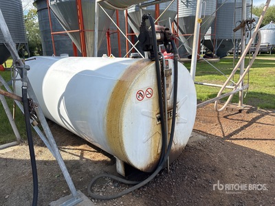 2011 Westeel 1000 gal Steel タンク