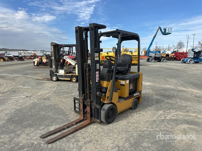 Cat E3000 2400 lb 電動フォークリフト