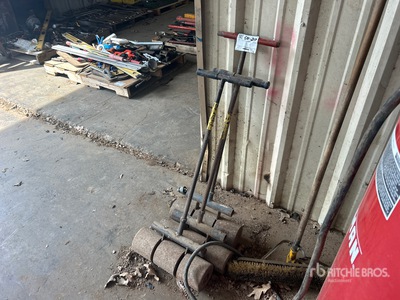 Quantity of (3) Linoleum Rollers أدوات يدوية متنوعة