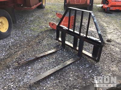 (1) Armstrong Ag SBPF-48-SKID-D Ag-Tractor Forks & (1) Armstrong Ag Grapple Accessori vari agricoli