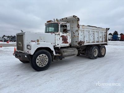 1983 Mack RWS786L 6x4 を見 Dump Truck