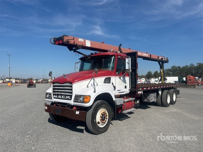 2006 Mack CV713 6x4 Platte vrachtwagen met transportband