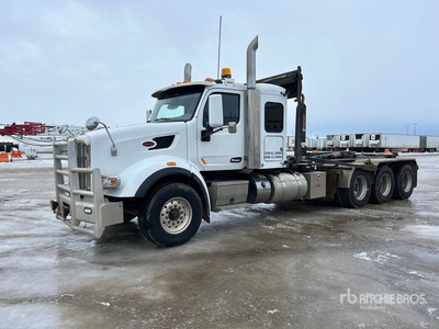 2020 Peterbilt 567 8x6 Sleeper Hooklift Truck