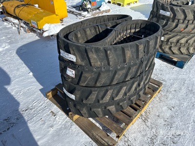 Quantity of (2) Rubber 400 x 72.5 x 74 Sporen
