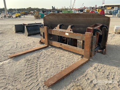 Quantity of (3) Forks, Bracket & Godet pour chargeuse sur roues