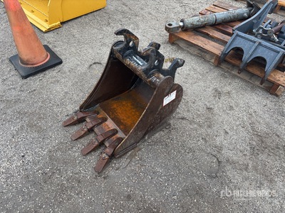 John Deere 18 in Digging Excavator Bucket - Fits John Deere 26/30