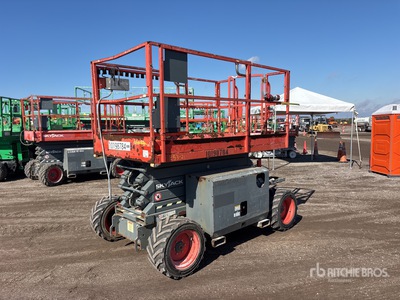 2016 Skyjack SJ6832 RT 4x4 Gasoline シザーリフト