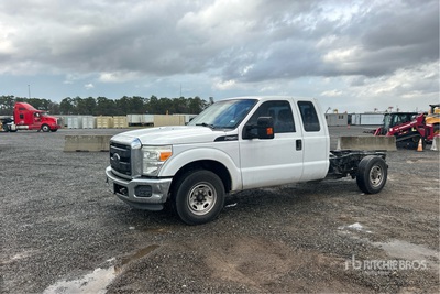 2015 Ford F-250 4x2 Extended Cab Cab and Chassis