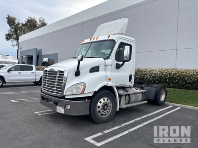 2014 Freightliner CA113 4x2 S/A Day Cab Truck Tractor