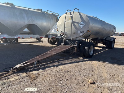 1977 Fruehauf 7000 gal T/A Spread Axle Tanker Trailer