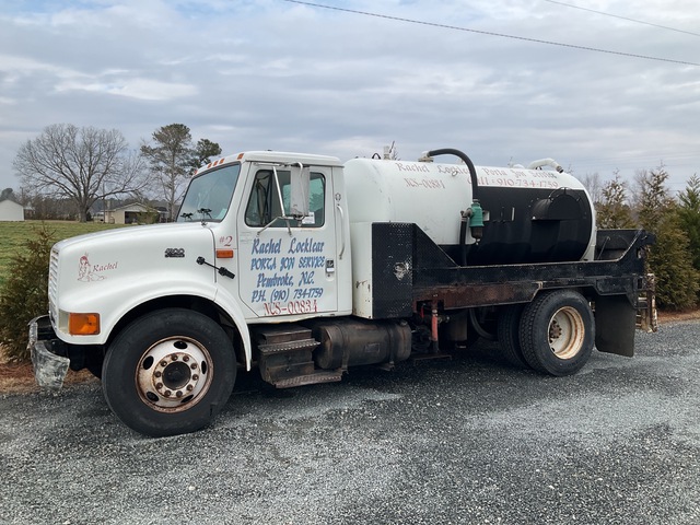 Supreme on 2001 International 4900 4x2 Vacuum Tanker Truck