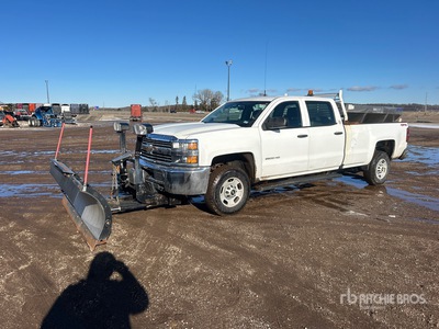 2015 Chevrolet Silverado 2500HD 4x4 Crew Cab Camión con pala para nieve