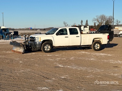 2014 Chevrolet Silverado 2500HD 4x4 Crew Cab Camión con pala para nieve