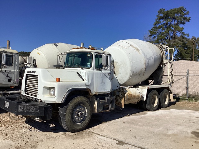 2001 Mack DM690S 6x4 Mixer Truck