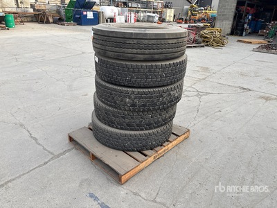 Quantity of (4) 11R22.5 Neumáticos