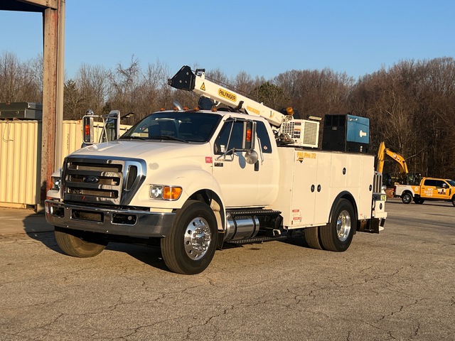 2015 Ford F-750 4x2 Extended Cab Service Truck