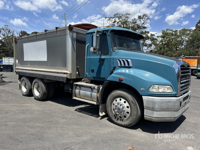 2010 Mack CMMR 6x4 Camion à benne basculante D/E