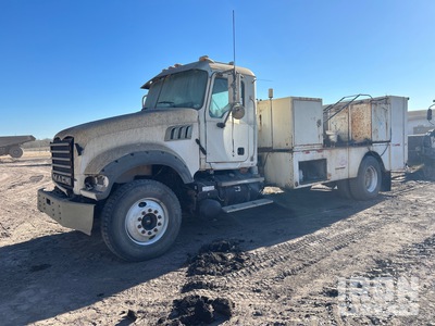 2010 Mack GU712 4x2 Autocarro trasporto carburante per lubrificante