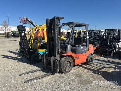 2000 Toyota 7FDU30 6000 lb Pneumatic Tire Forklift