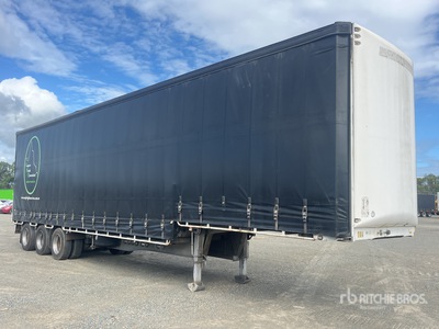2005 MaxiTrans 13.3 m Tri/A Step Deck Curtain Side Trailer