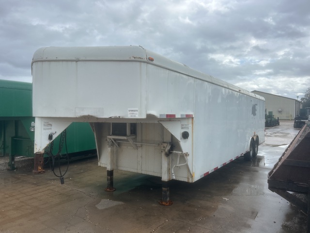 2008 CM 26 ft T/A Gooseneck Enclosed Trailer