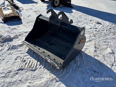 48 in Cleanup Excavator Bucket - Fits Takeuchi TB290