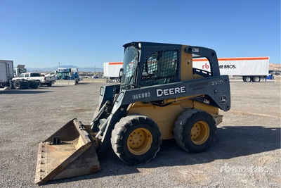 2010 John Deere 332D شاحنة جرافة