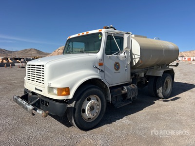1999 International 4700 2000 gal 4x2 散水車