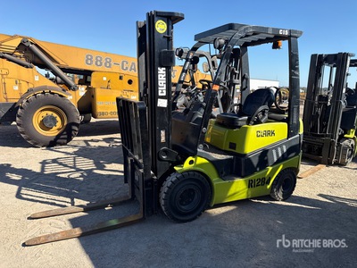 2017 Clark 2800 lb Cushion Tire Chariot Élévateur