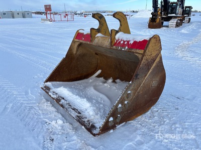 Brandt 72 in Q/C Cleanup Excavator Bucket - Fits John Deere 350G