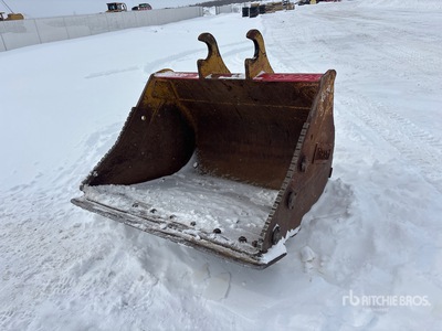 Brandt 53 in Q/C Cleanup Excavator Bucket - Fits John Deere 120
