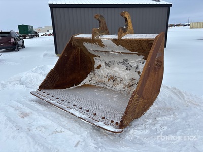 Brandt 84 in Q/C Cleanup Excavator Bucket - Fits John Deere 470G