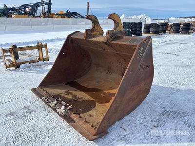 Brandt 84 in Q/C Cleanup Excavator Bucket - Fits John Deere 470G