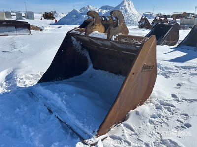 Brandt 84 in Q/C Cleanup Excavator Bucket - Fits John Deere 470G