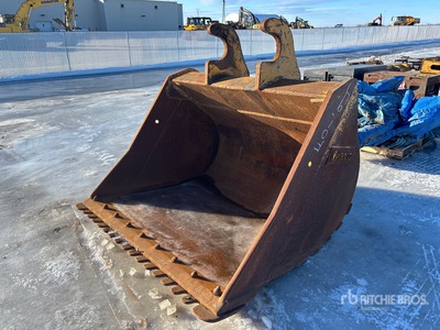 Brandt 72 in Q/C Cleanup Excavator Bucket - Fits John Deere 350G