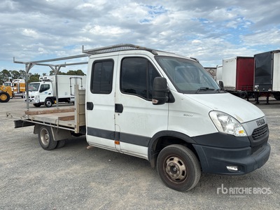 2014 Iveco Daily 4x2 Crew Cab شاحنة مسطحة