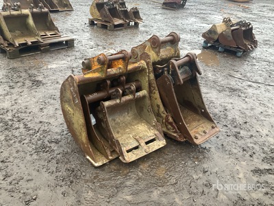 Quantity of (5) 750mm, 600mm, 420mm, 450mm, 300mm Excavator Bucket