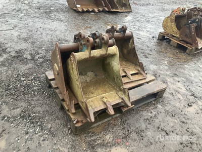 Quantity of (3) 600mm, (2x) 450mm Excavator Bucket