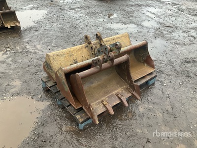 Quantity of (3) 2x1220mm,600mm Excavator Bucket