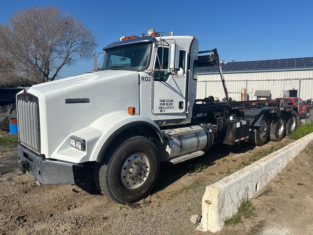 2014 Kenworth T800 8x4 Roll-Off Truck (Inoperable) 2014 Kenworth T800 8x4 Roll-Off Truck (Inoperable)