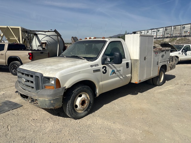2005 Ford F-350 XL 4x2 Flatbed Truck