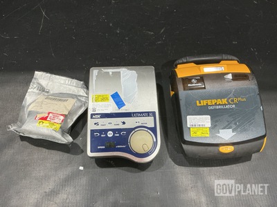 (1) Defibrillator, (1) Handpiece Control, (1) Display & Assorted Items