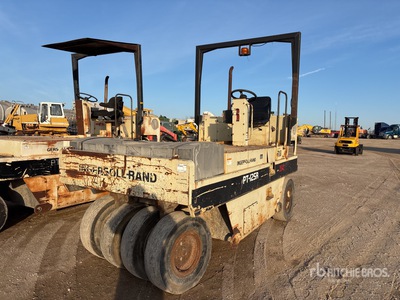 2000 Ingersoll Rand PT-125R 9 Wheel Gummiradwalze