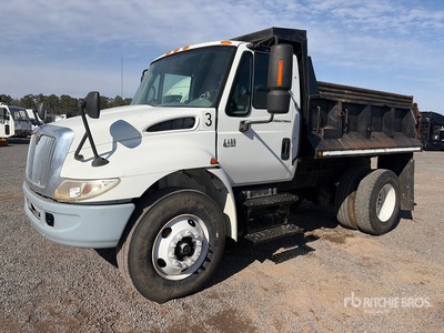 2003 International 4400 4x2 S/A Camión dumper