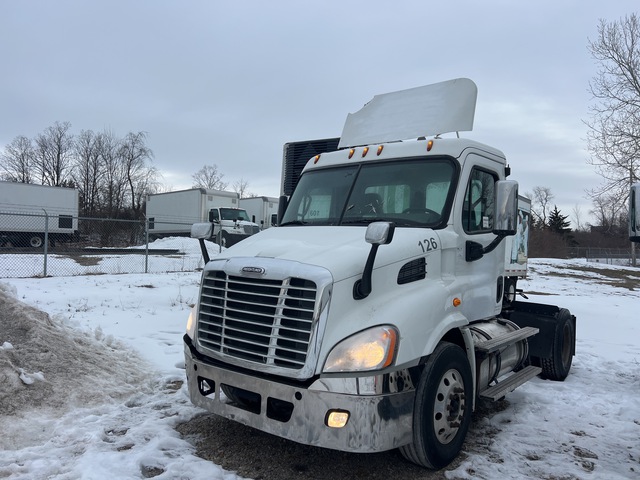 2013 Freightliner Cascadia 113 4x2 S/A Day Cab Truck Tractor