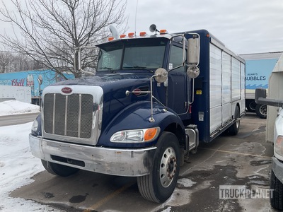 2008 Peterbilt 335 4x2 8 Bay شاحنة المشروبات (Inoperable)